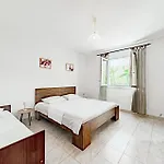 Nice Home In Zrnovo With House Sea View Zrnovo